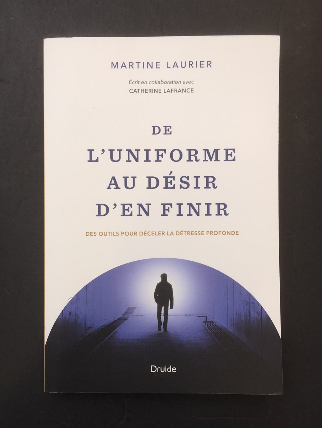 DE L'UNIFORME AU DÉSIR D'EN FINIR
