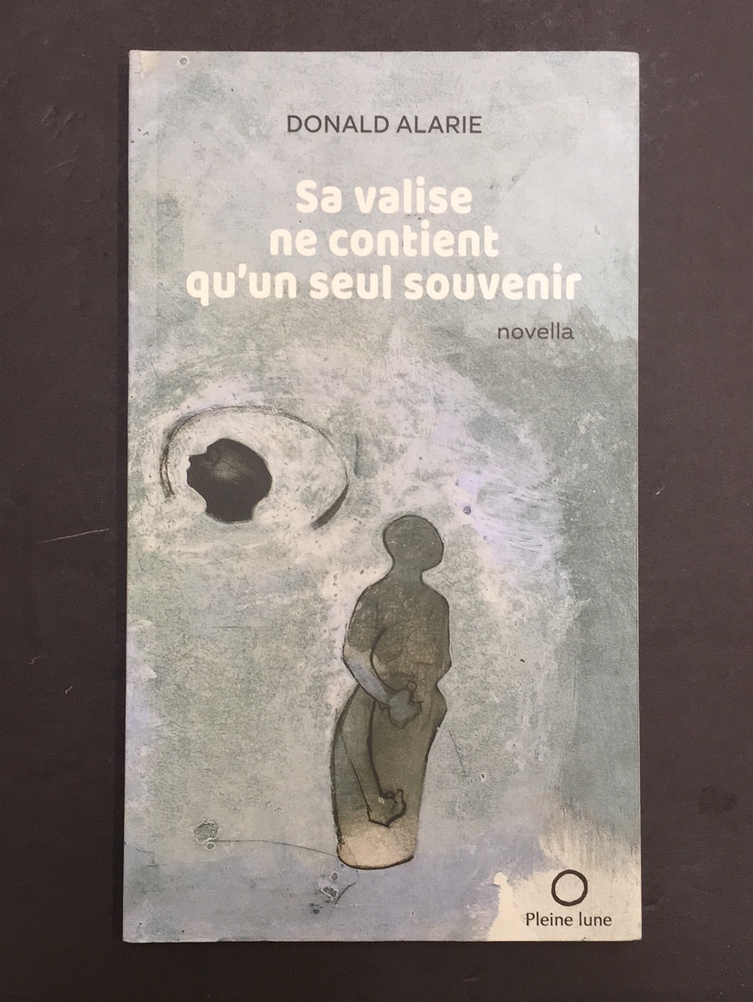 SA VALISE NE CONTIENT QU'UN SEUL SOUVENIR