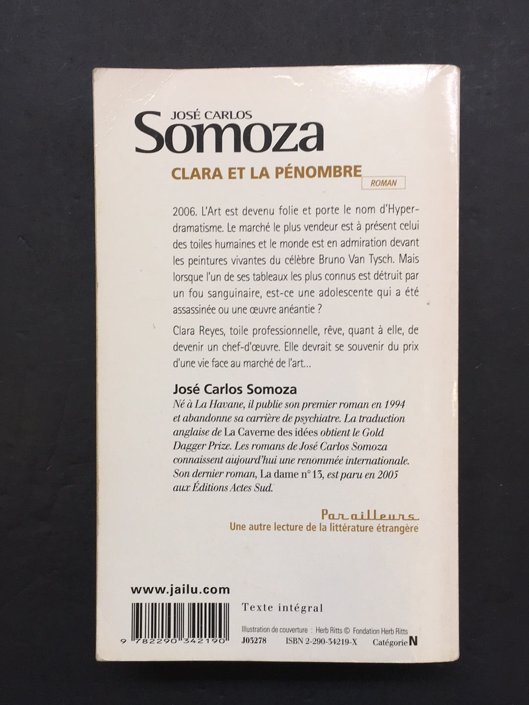CLARA ET LA PÉNOMBRE