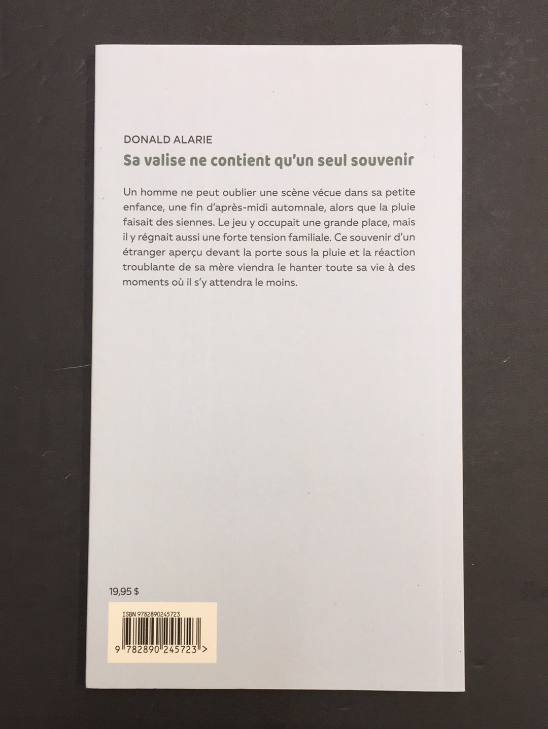 SA VALISE NE CONTIENT QU'UN SEUL SOUVENIR