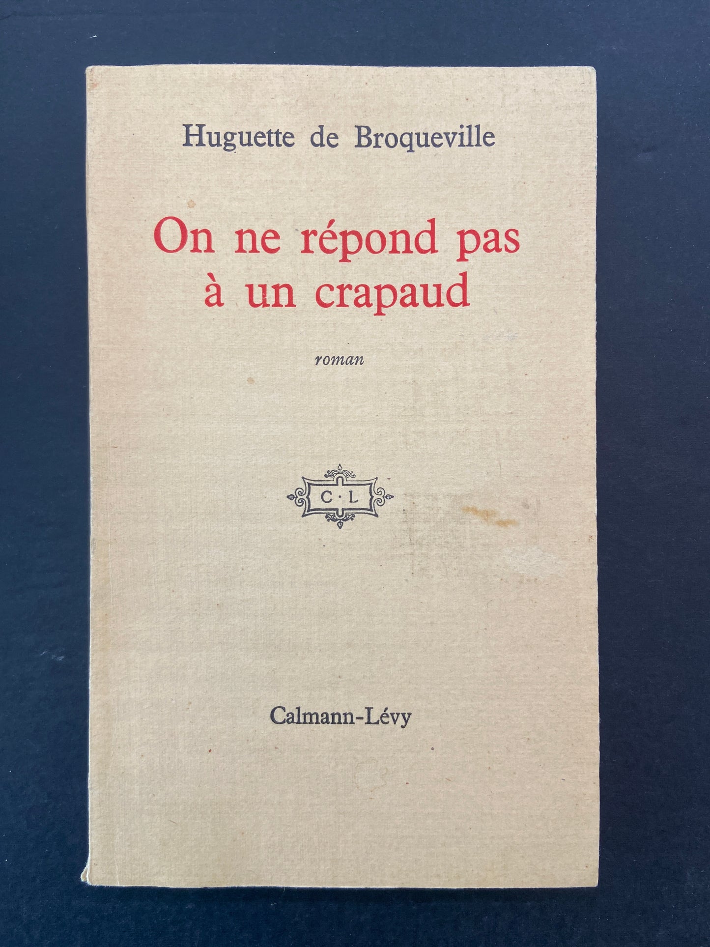 ON NE RÉPOND PAS À UN CRAPAUD
