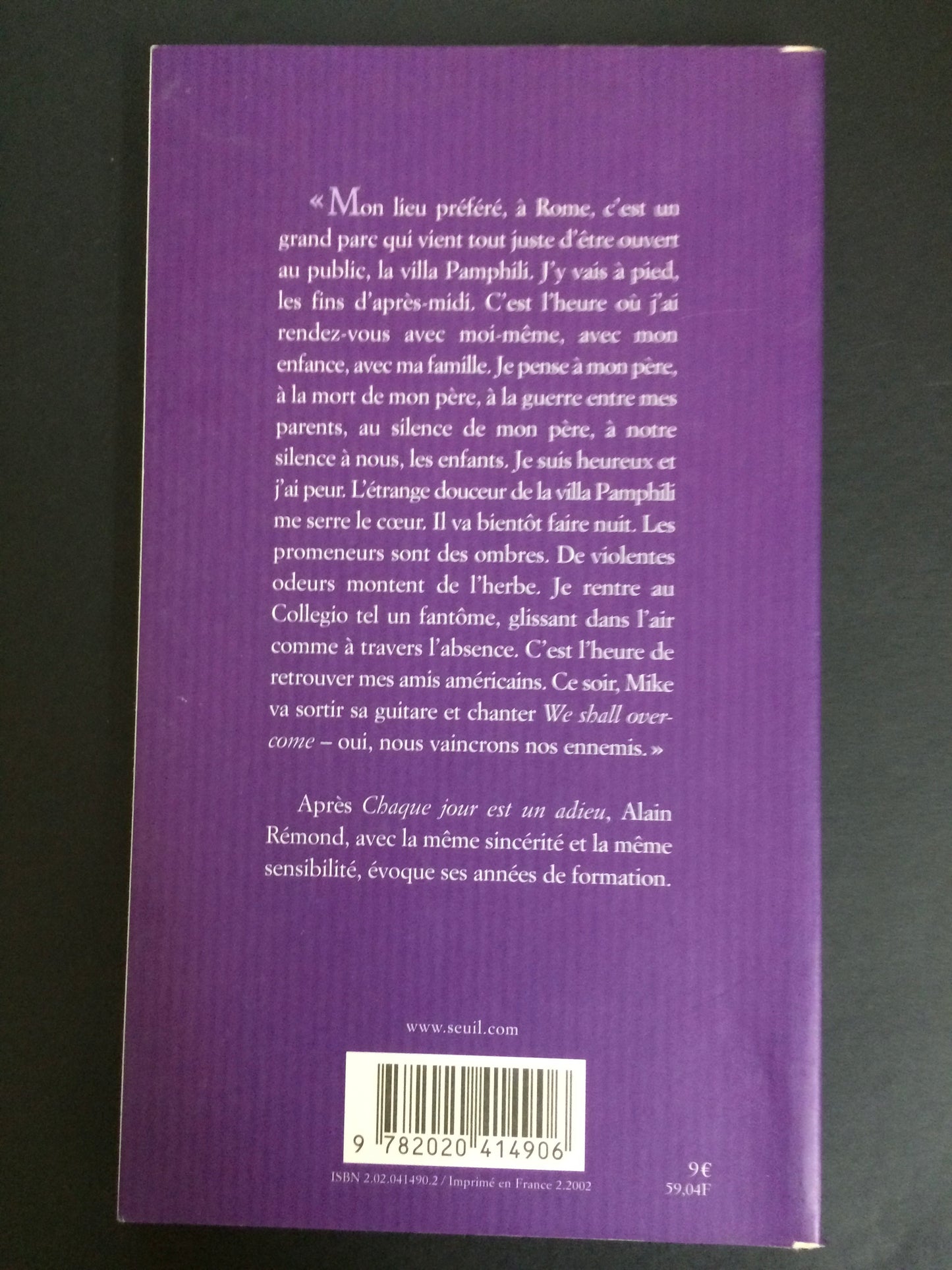 UN JEUNE HOMME EST PASSÉ