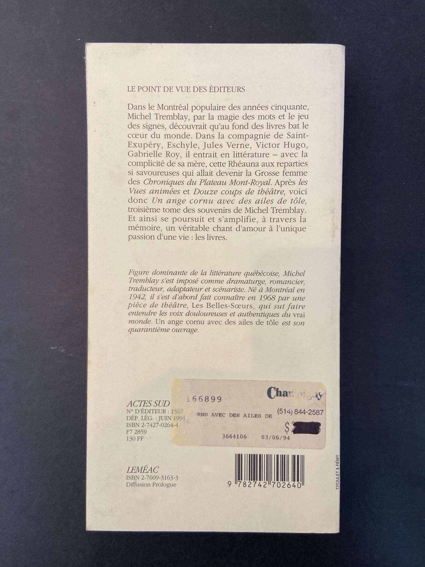 UN ANGE CORNU AVEC DES AILES DE TÔLE