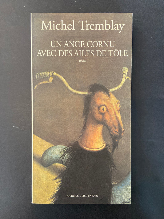 UN ANGE CORNU AVEC DES AILES DE TÔLE