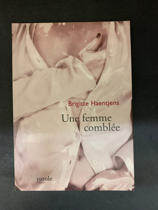 UNE FEMME COMBLÉE