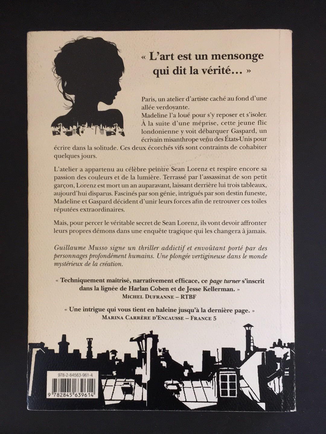UN APPARTEMENT À PARIS