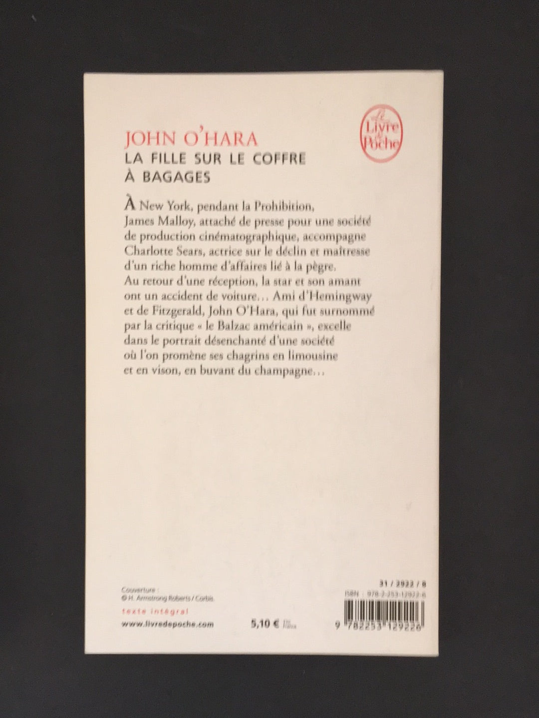 LA FILLE SUR LE COFFRE À BAGAGES.