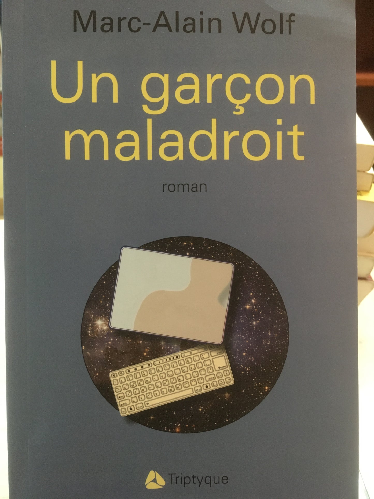 UN GARÇON MALADROIT