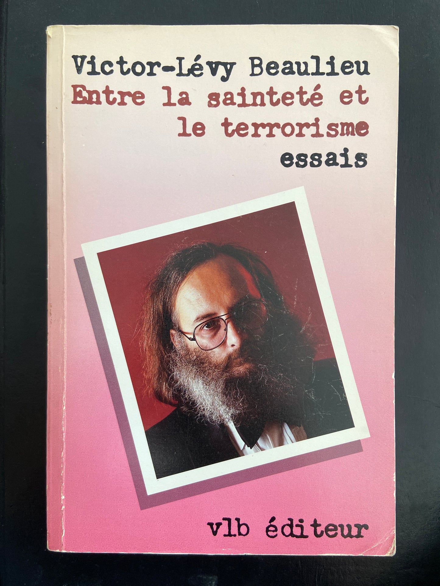 ENTRE LA SAINTETÉ ET LE TERRORISME