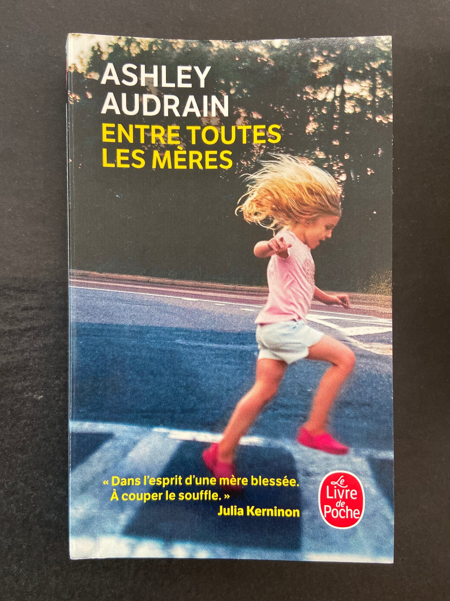 ENTRE TOUTES LES MÈRES