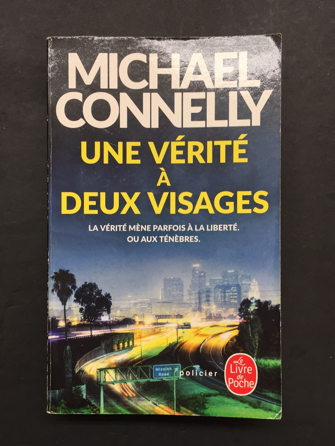 UNE VÉRITÉ À DEUX VISAGES