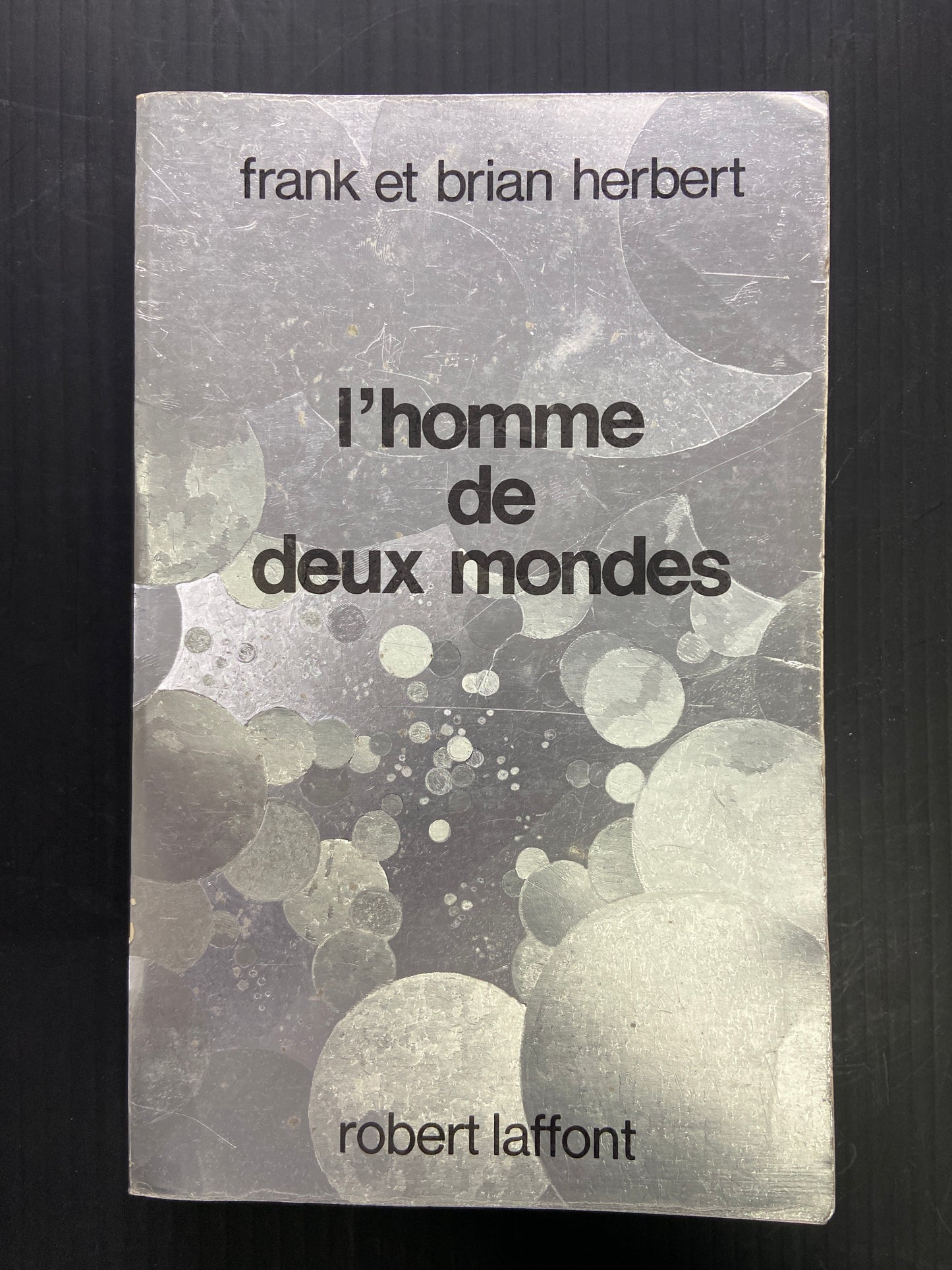 L'HOMME DE DEUX MONDES