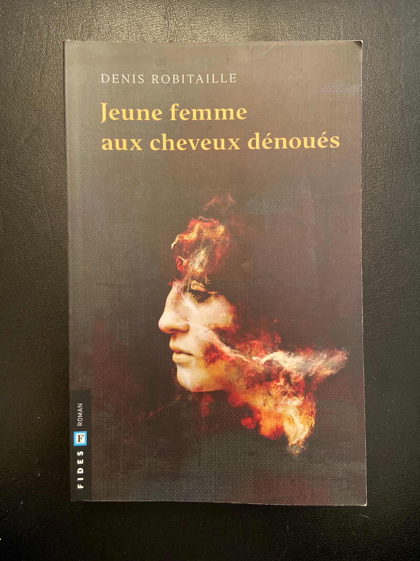 JEUNE FEMME AUX CHEVEUX DÉNOUÉS