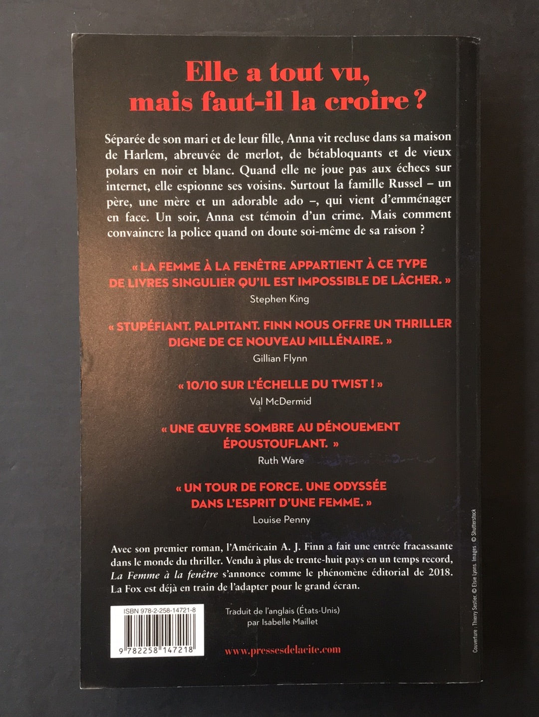 LA FEMME À LA FENÊTRE