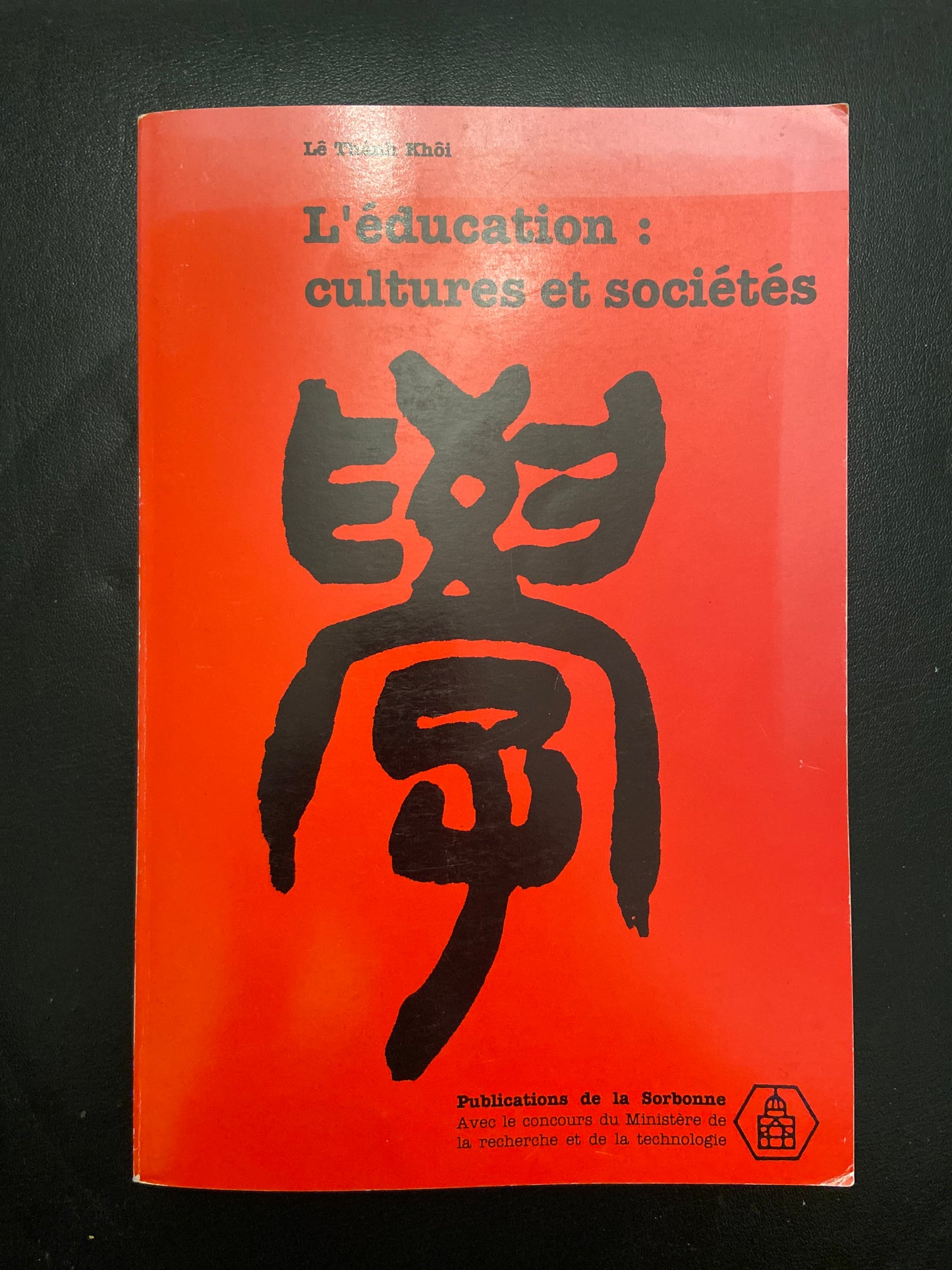 L'ÉDUCATION: CULTURES ET SOCIÉTÉS