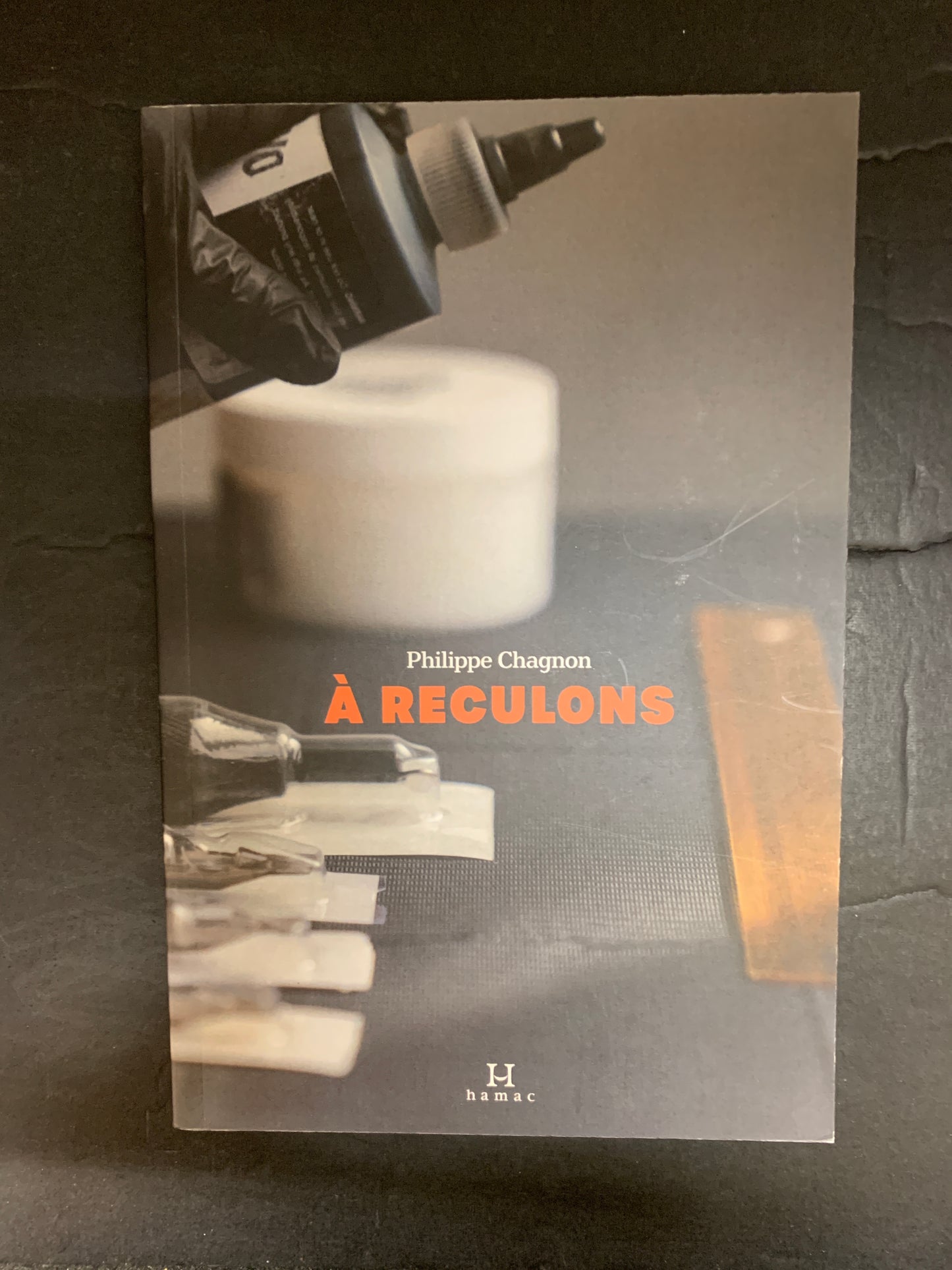À RECULONS