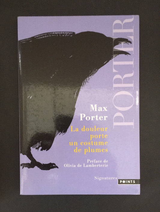 LA DOULEUR PORTE UN COSTUME DE PLUMES.
